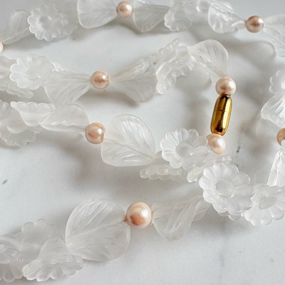 Vintage Avon 80s Jardinia Frosted Floral Pearl Accent Necklace Cottagecore 161 - Picture 13 of 13